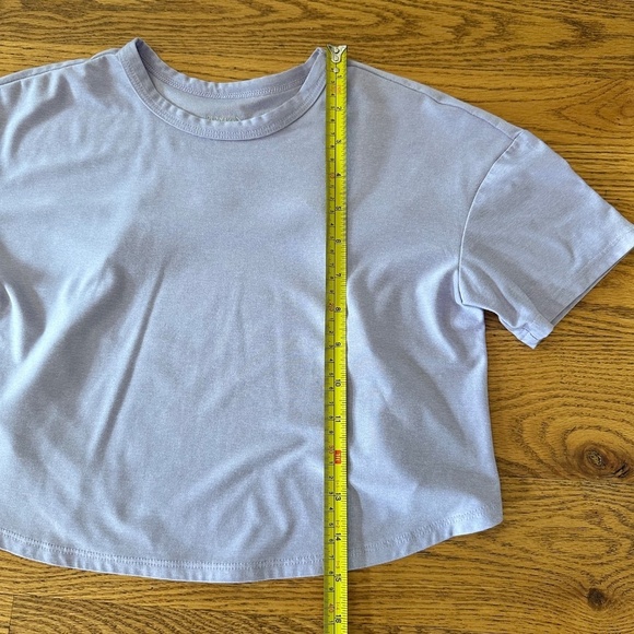 Old Navy Cloud 94 Soft Go-Dry Cool Cropped T-Shirt in Lavender Aura (Size S) - Picture 4 of 6